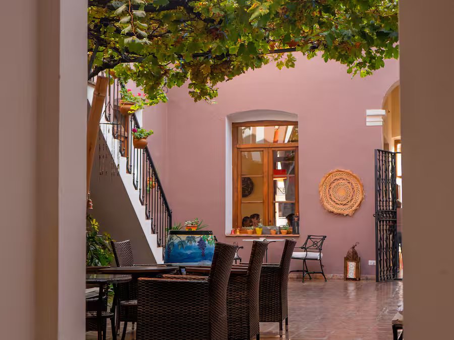 Hotel y gastronomía en El Esteco