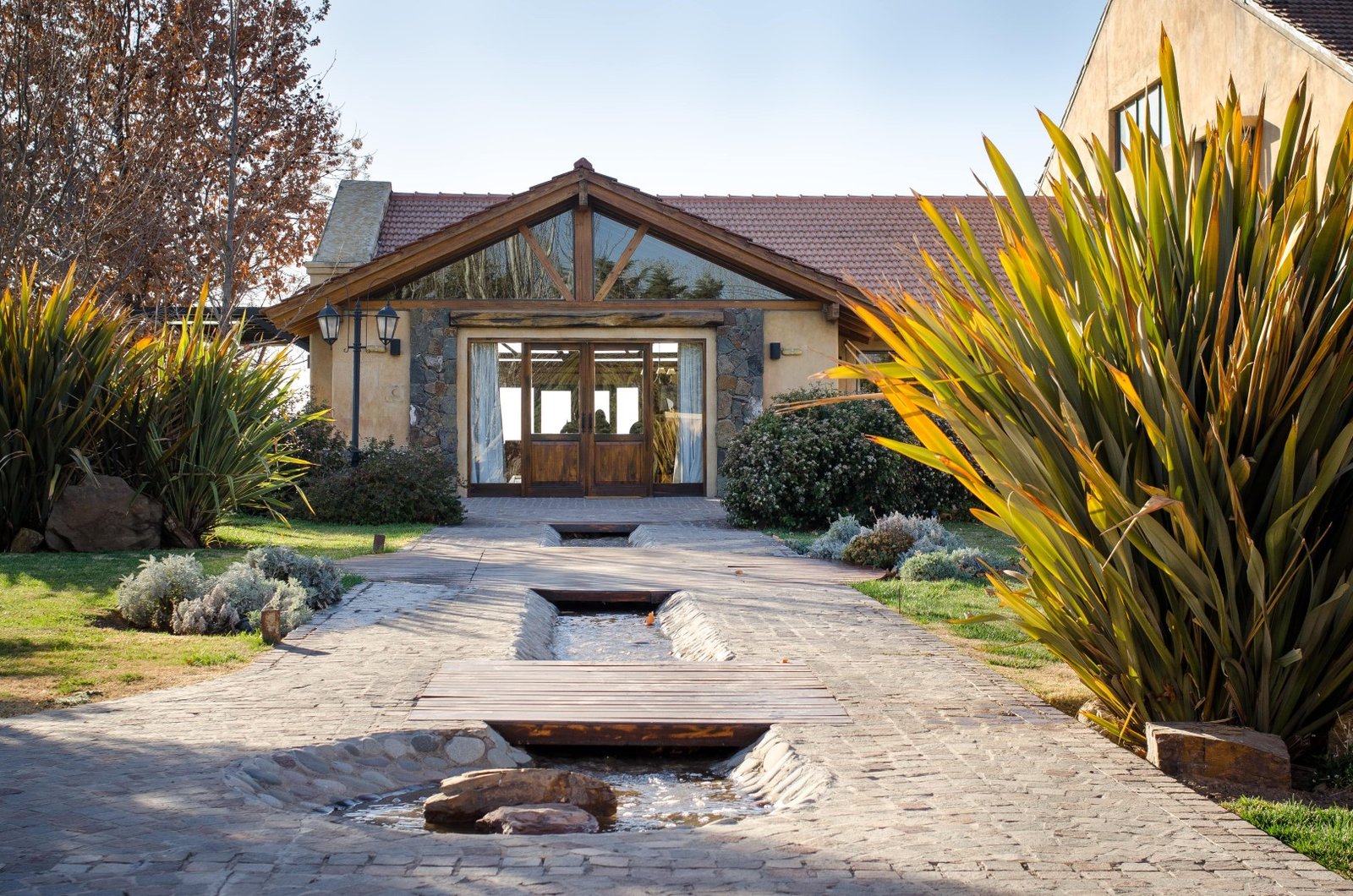 Una bodega integrada al paisaje en Piattelli Vineyards